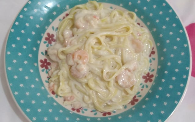 Macarrão ao molho branco com camarão