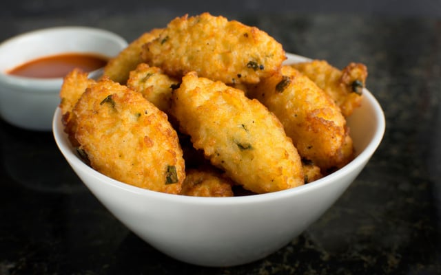 Bolinho de arroz com pernil desfiado