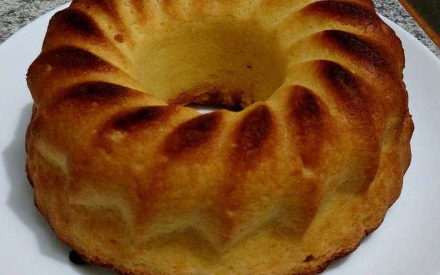 Bolo de kipolenta com coco