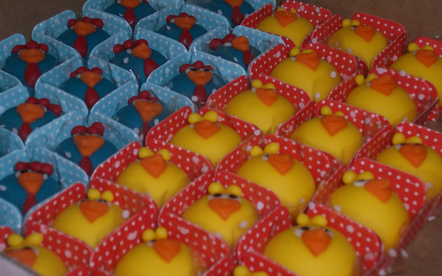 Docinhos modelados com leite ninho e leite condensado