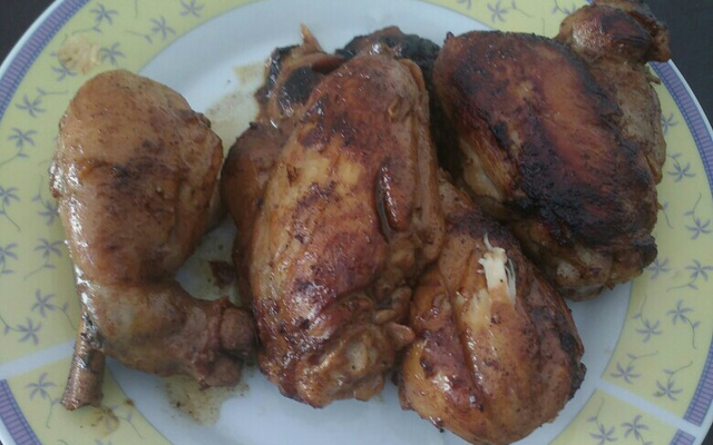 Sobre coxa na cebola queimada