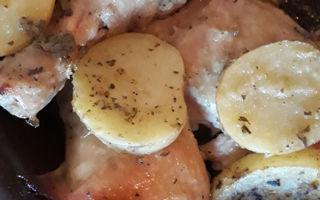 Coxa de galinha com batatas no forno
