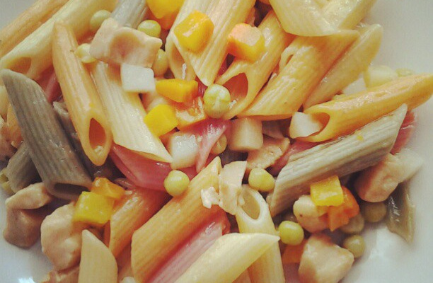 Penne de vegetais com frango e legumes