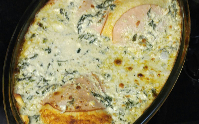 Lasanha de espinafre, ricota e peito de peru
