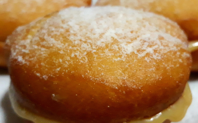 Sonho com recheio de doce de leite