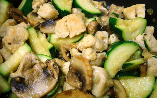 Peito de frango com legumes