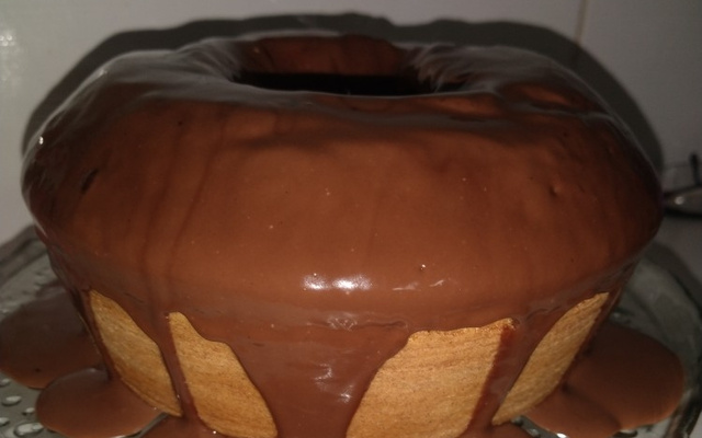 Bolo fofinho de cenoura com chocolate