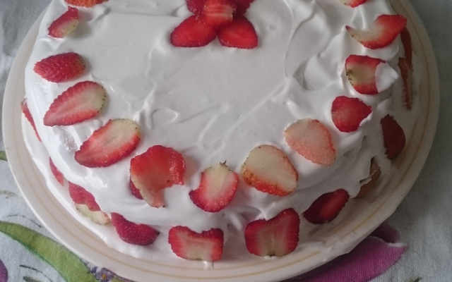 Bolo com doce de leite e morango da Tamy