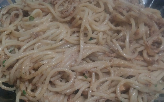 Macarrão alho e óleo com atum