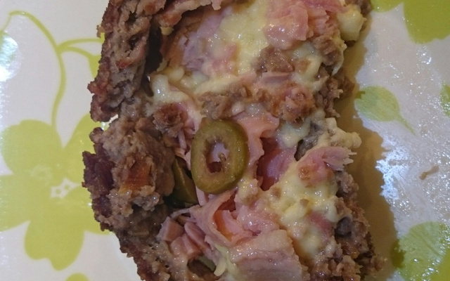 Bolo de carne moída recheado com presunto e mussarela