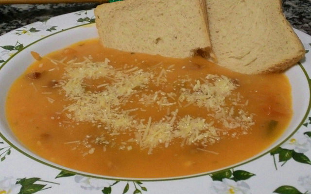 Sopa de abóbora japonesa com gengibre e alho poró