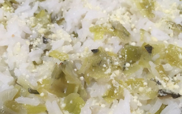 Arroz de forno com alho-poró