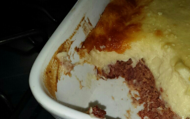 Escondidinho de carne de sol com batata e creme com requeijão.