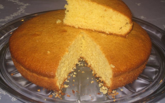 Bolo de fubá de liquidificador com coco