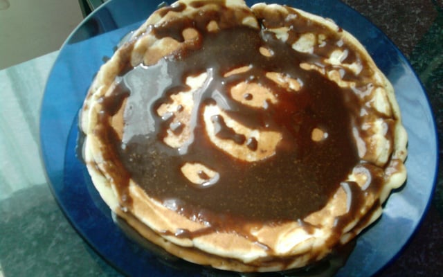 Panqueca americana com calda de chocolate