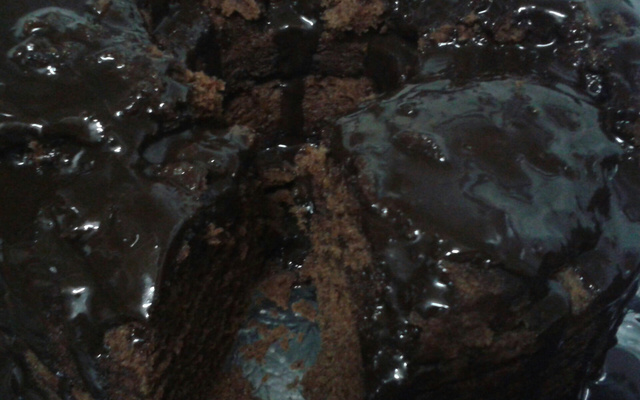 Bolo de chocolate de microondas com calda de falso brigadeiro