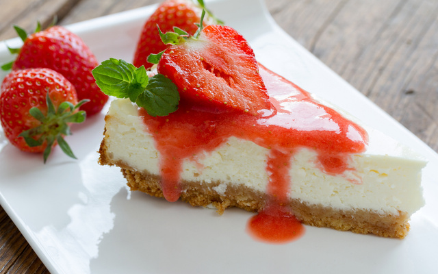 Cheesecake com molho de morangos