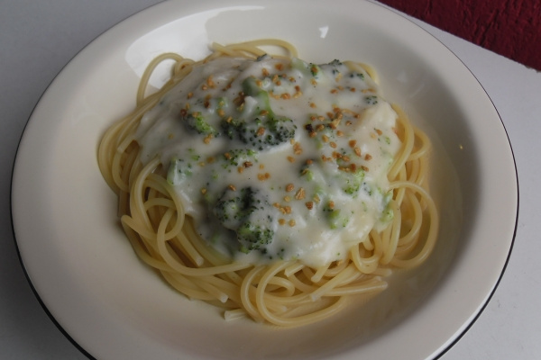 Spaguetti ao molho branco com brócolis