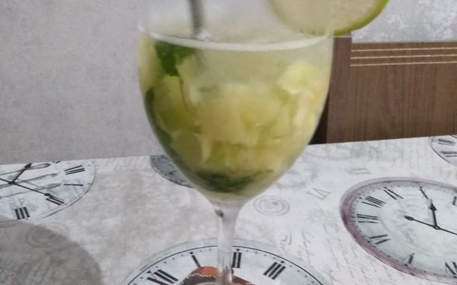 Caipiroska de limão com abacaxi e hortelã
