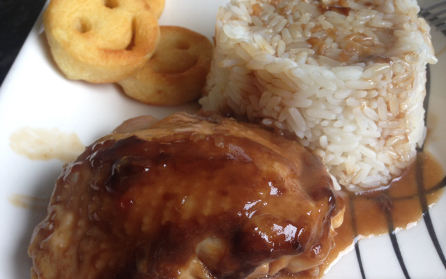 Coxa e sobrecoxa na cerveja preta