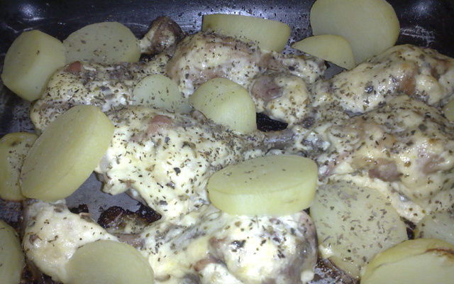 Coxa e sobrecoxa assada ao creme