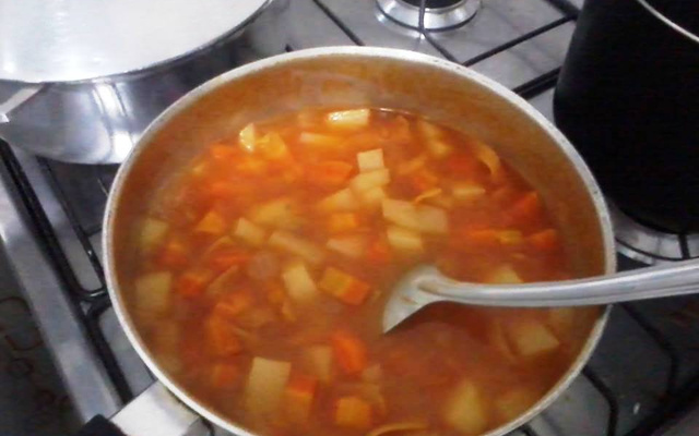 Sopa de legumes saborosa