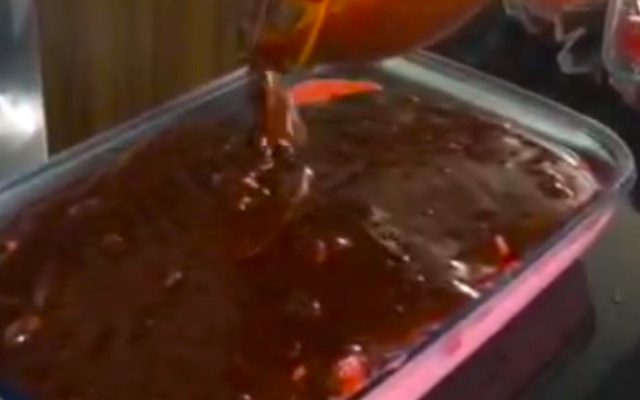 Mousse de morango com cobertura de chocolate temperado