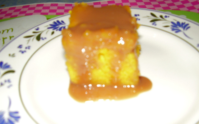 Bolo de cenoura com calda de chocolate