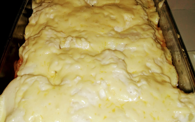 Coxa e sobrecoxa ao molho de tomate e molho branco