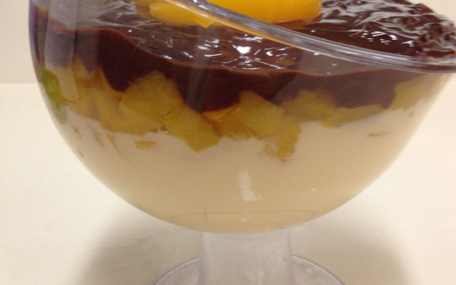 Gelado de pêssego com chocolate