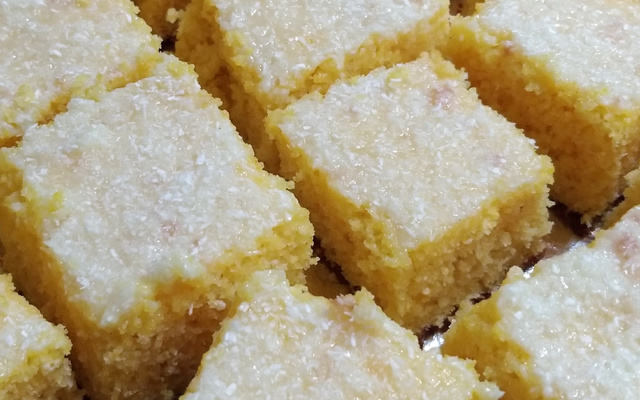 Bolo de fubá com coco