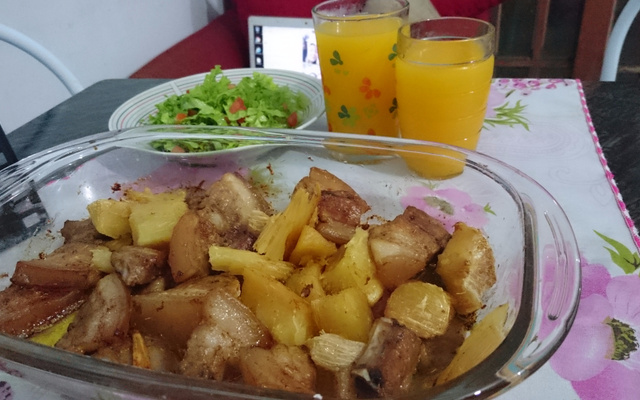 Costelinha de porco com mandioca