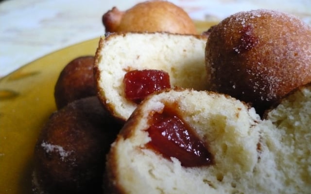 Bolinho de chuva recheado com goiabada ou banana