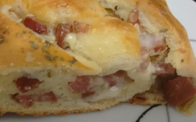 Pão de calabresa com catupiry feito na máquina de pão