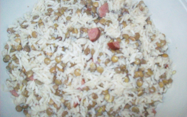 Arroz com lentilha e linguiça calabresa