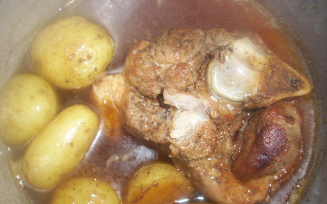 Joelho de porco com batatas