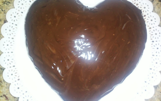 Bolo de chocolate com cobertura de chocolate e recheio de coco