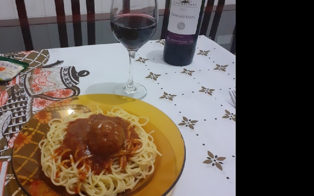 Petisco de almôndegas ao molho de vinho e gengibre