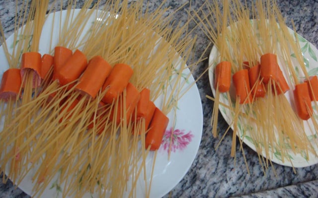 Macarrão com salsicha criativo