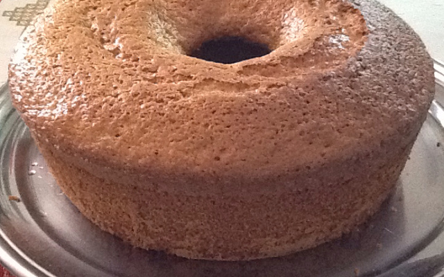 Bolo integral com calda de laranja