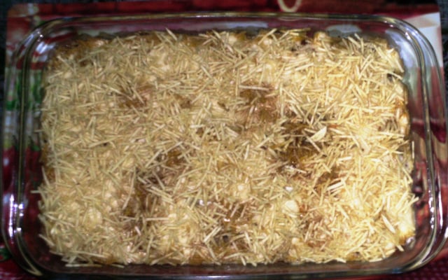 Carne moída com molho branco e batata palha