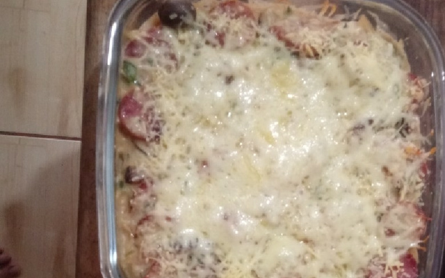 Macarronada ao molho branco com bacon e calabresa