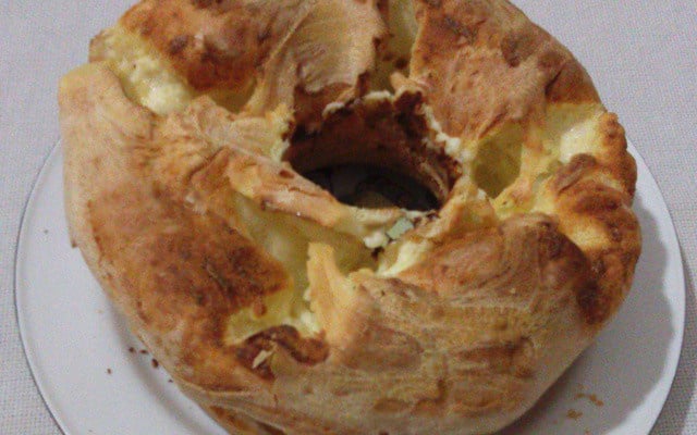 Bolo de pão de queijo com requeijão