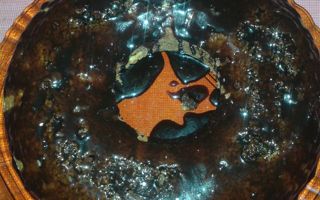 Bolo de cenoura com calda de chocolate que derrete na boca