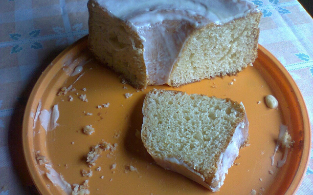 Bolo de iogurte com cobertura de limão