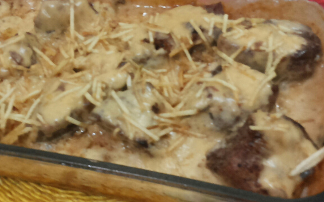 Medalhão de filé mignon ao molho de requeijão e batata palha