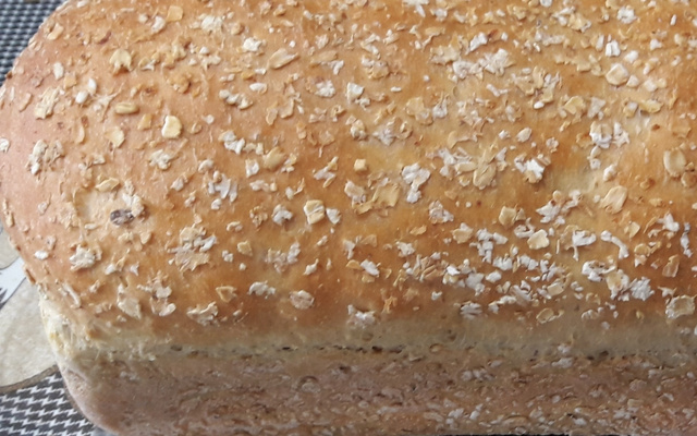 Pão de aveia, quinoa e uvas passas