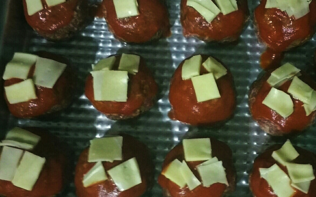 Almôndegas recheadas com queijo no forno