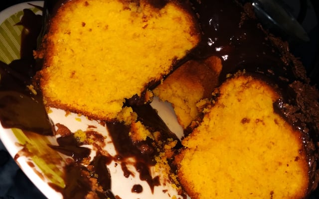 Bolo de cenoura com calda de chocolate