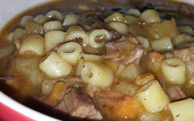 Sopa de feijão com macarrão